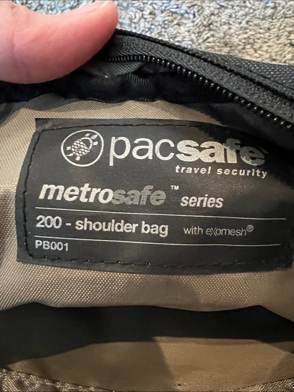 Pacsafe Metrosafe 200 GII anti-theft shoulder bag